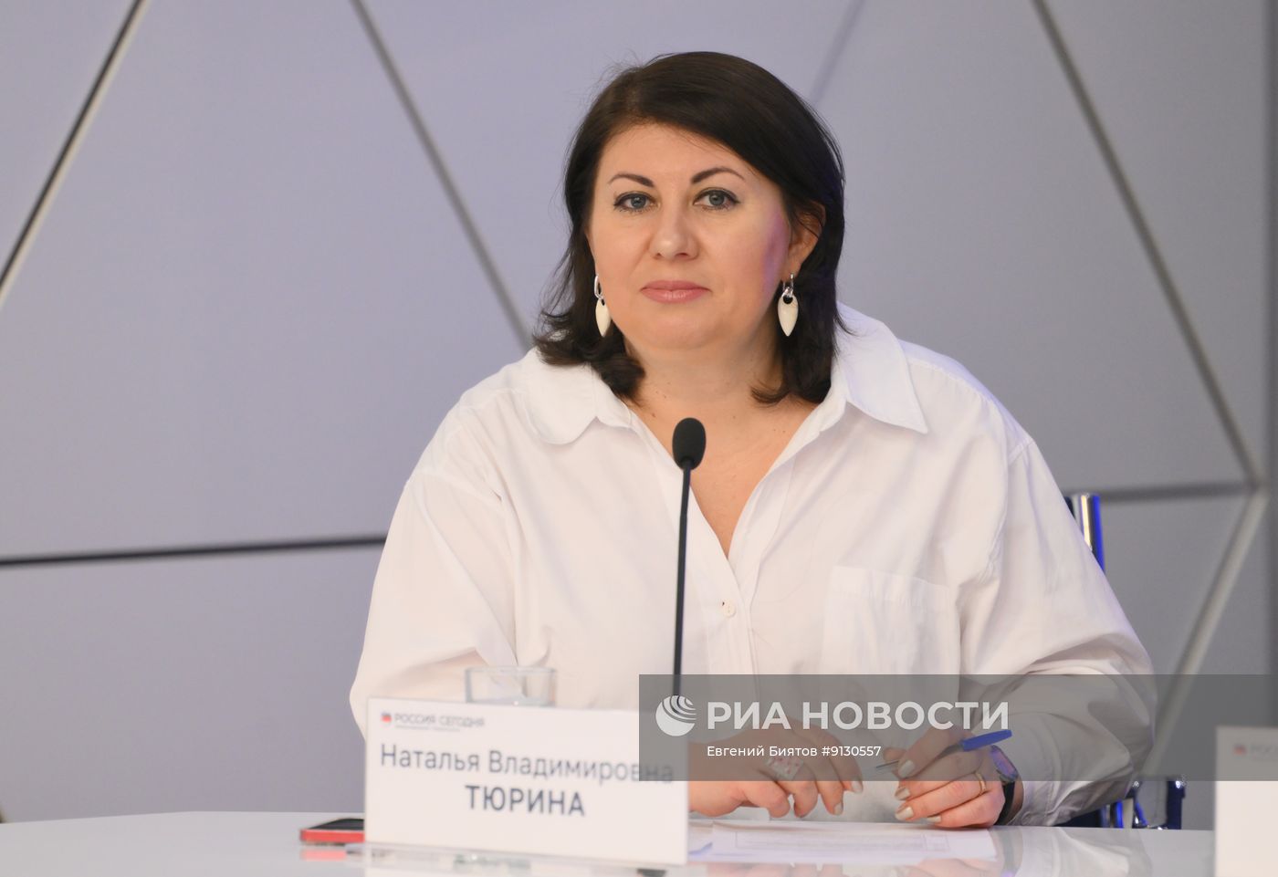 Круглый стол "Молодежь и медиа: могут ли молодежные СМИ формировать информационную политику современной России?"