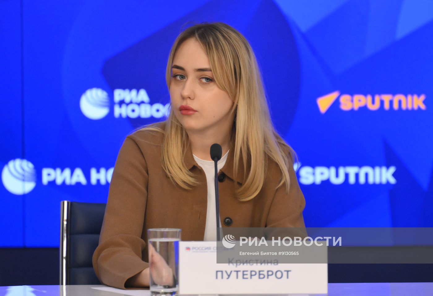 Круглый стол "Молодежь и медиа: могут ли молодежные СМИ формировать информационную политику современной России?"