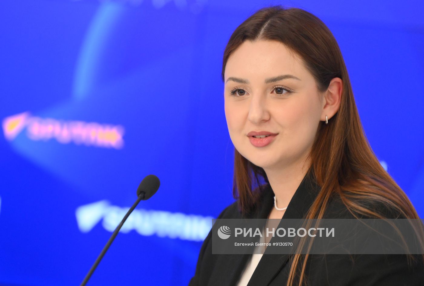 Круглый стол "Молодежь и медиа: могут ли молодежные СМИ формировать информационную политику современной России?"