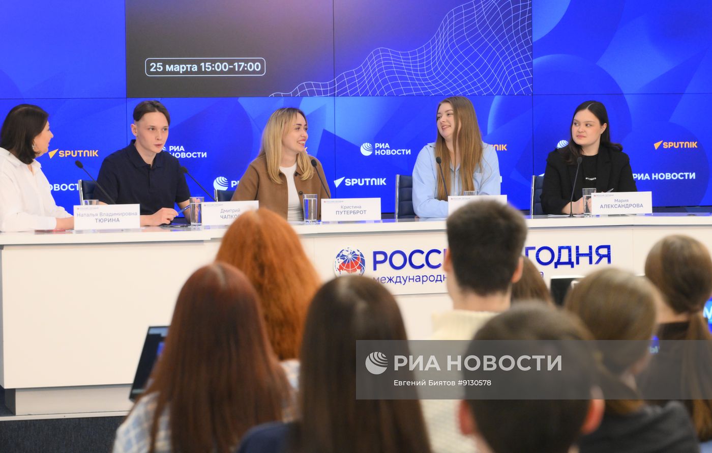 Круглый стол "Молодежь и медиа: могут ли молодежные СМИ формировать информационную политику современной России?"