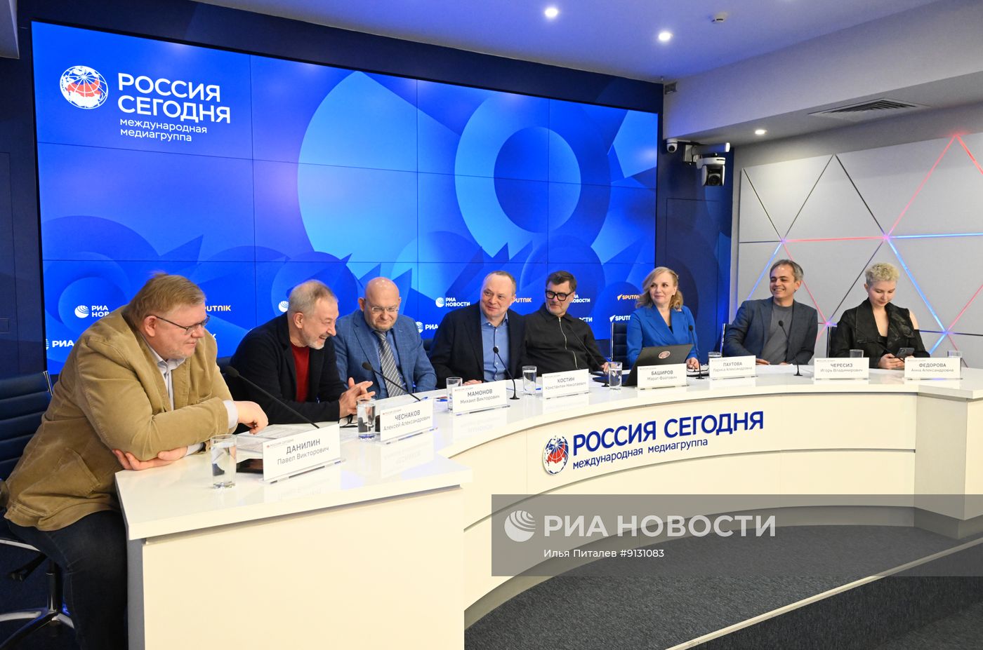 Круглый стол Экспертного института социальных исследований на тему: "Партийная активность на старте избирательной кампании"