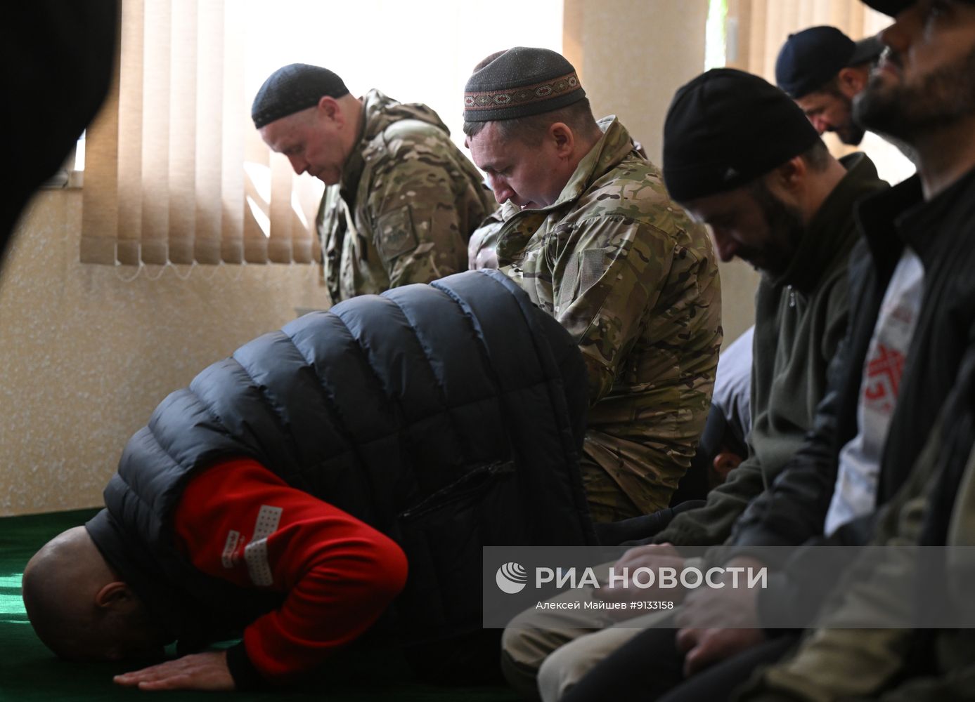 Военнослужащие-мусульмане на пятничной молитве на Запорожском направлении СВО