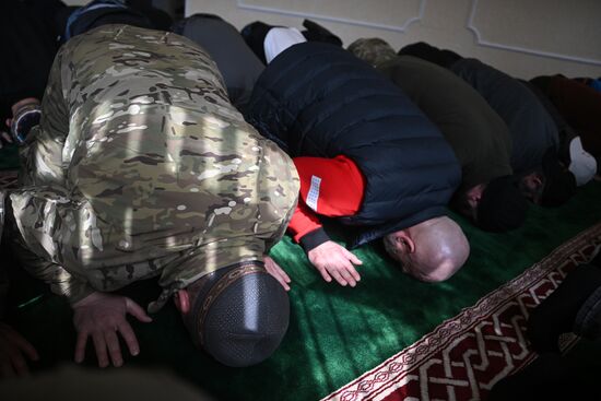 Военнослужащие-мусульмане на пятничной молитве на Запорожском направлении СВО