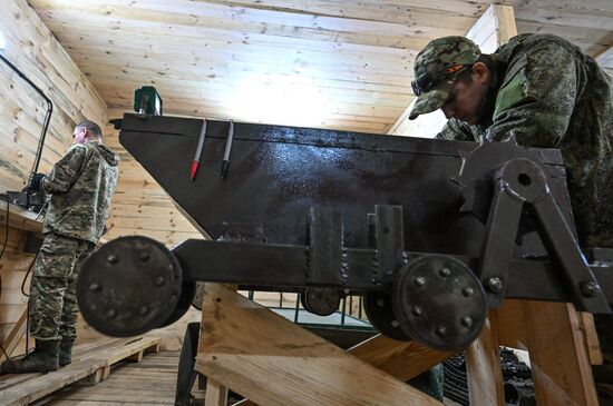 Лаборатория по сборке беспилотных наземных платформ группировки войск "Запад" на Харьковском направлении СВО