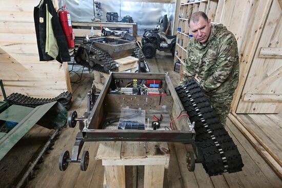 Лаборатория по сборке беспилотных наземных платформ группировки войск "Запад" на Харьковском направлении СВО