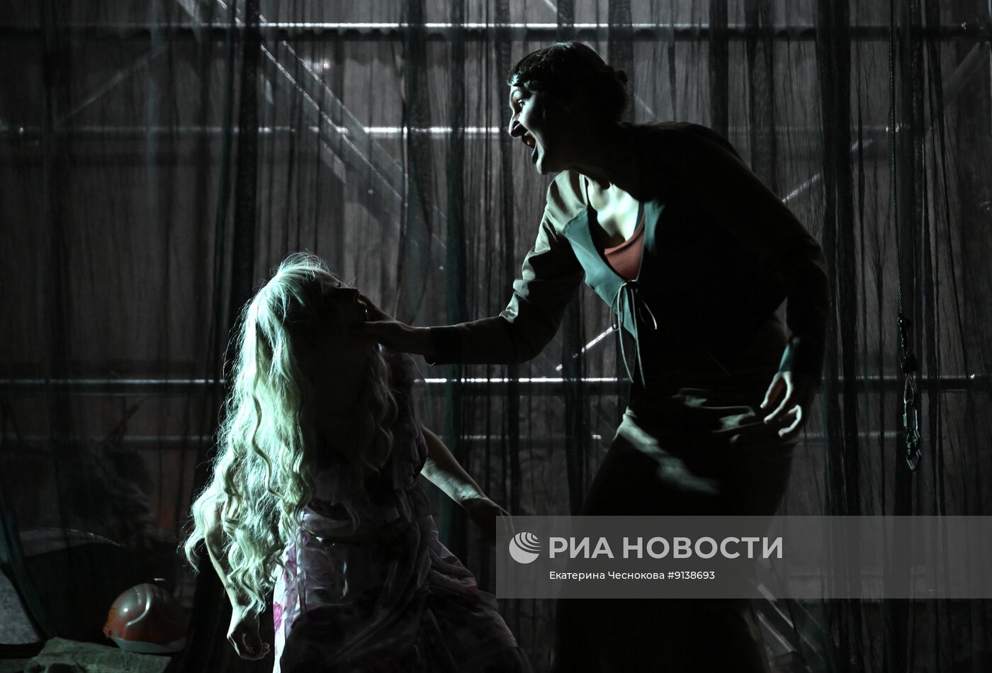 Спектакль "Три сестры" в театре на Таганке в Москве