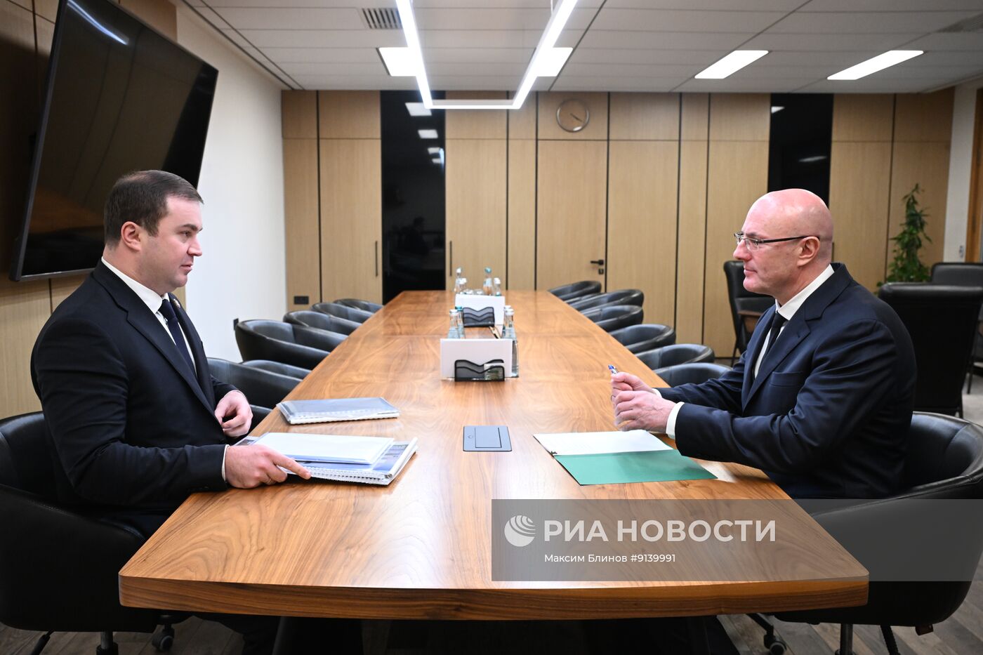 Вице-премьер Дмитрий Чернышенко встретился с губернатором Омской области Виталием Хоценко