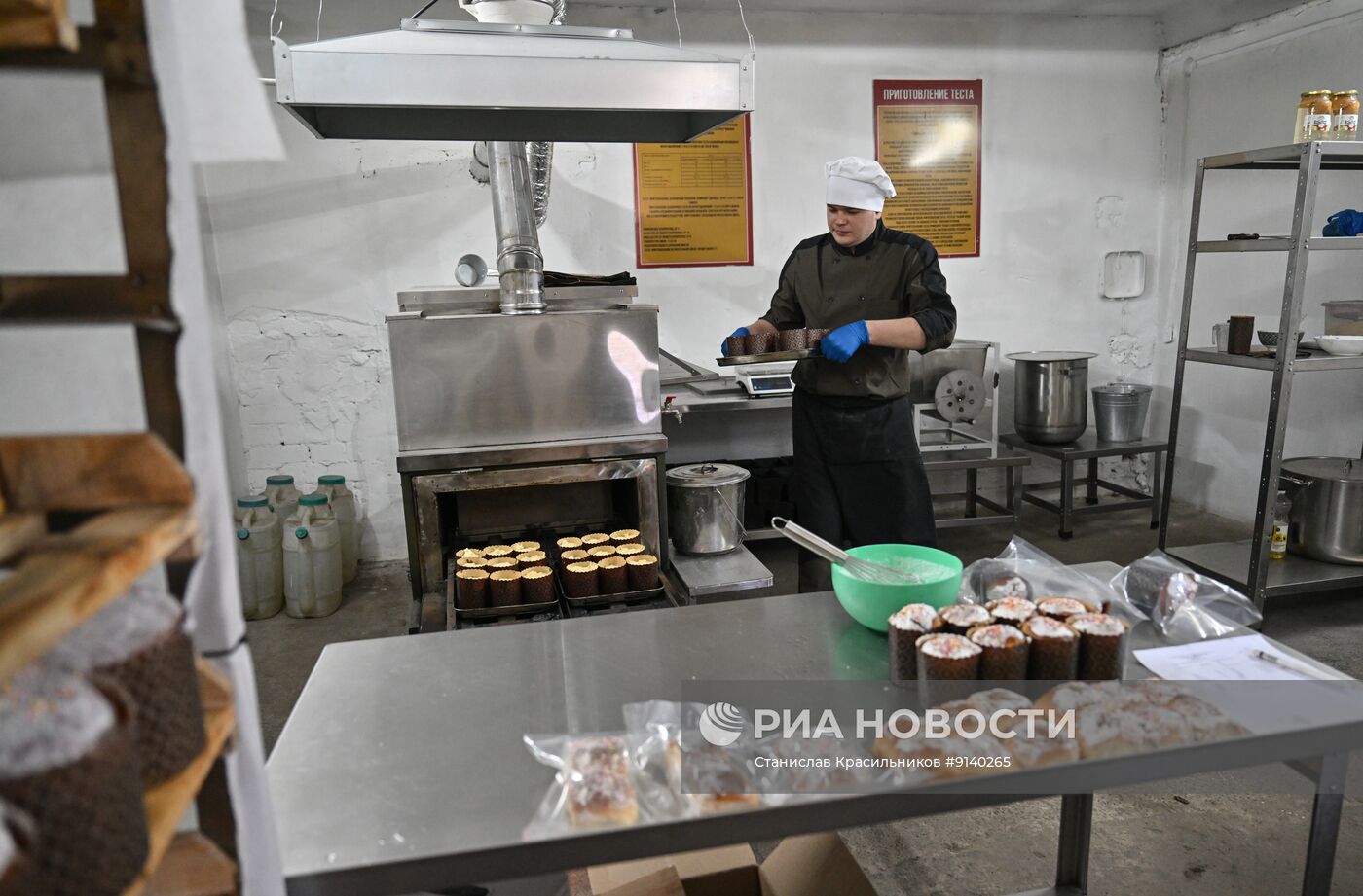 Выпечка и освящение куличей для штурмовиков группировки войск "Центр"