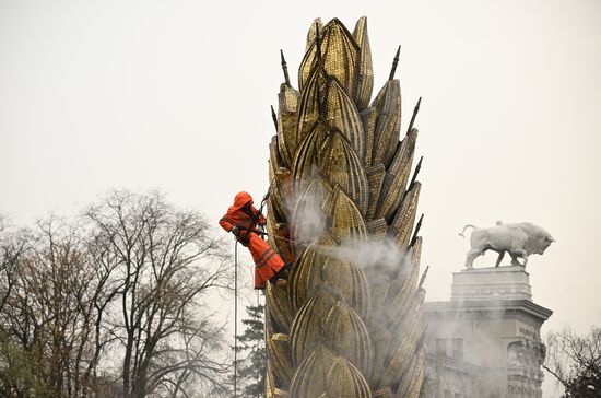 Промывка фонтана "Золотой колос" на ВДНХ