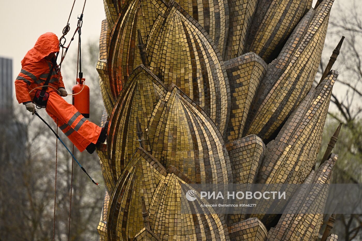 Промывка фонтана "Золотой колос" на ВДНХ