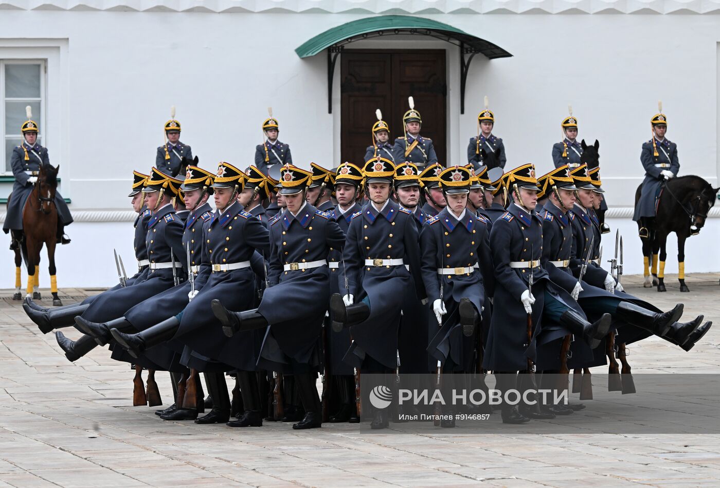Церемония развода пеших и конных караулов Президентского полка СКМК ФСО России
