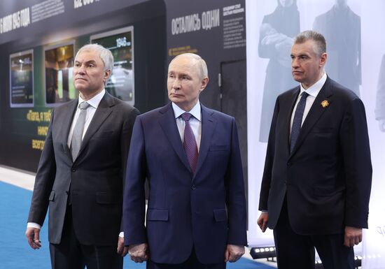 Президент Владимир Путин посетил выставку в честь Владимира Жириновского