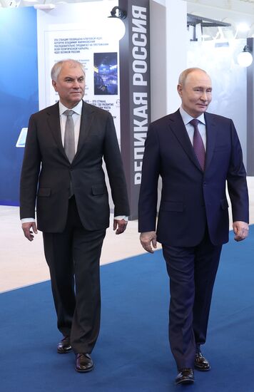 Президент Владимир Путин посетил выставку в честь Владимира Жириновского