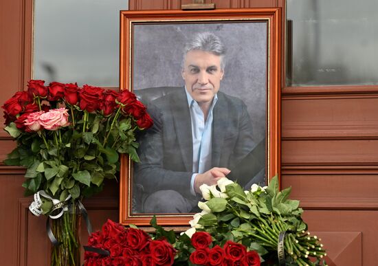 Цветы в память о телеведущем Алексее Пиманове