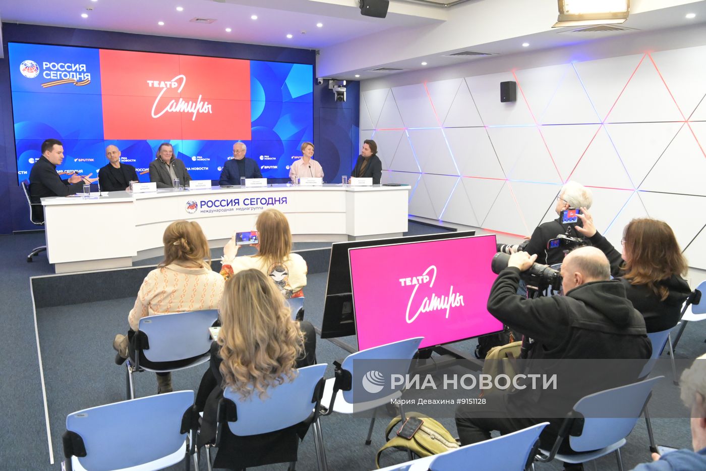 Театр сатиры: премьера спектакля "Физики"
