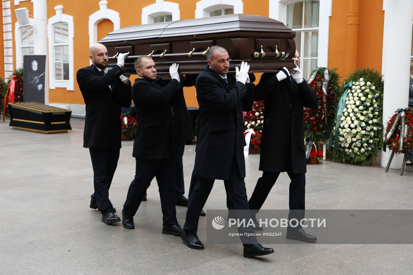 Церемония прощания с дирижером Сергеем Стадлером в Санкт-Петербурге