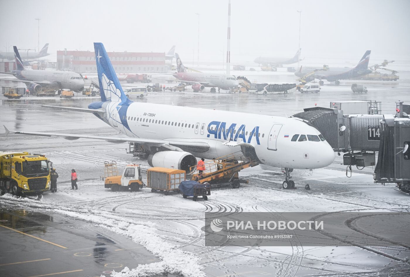Снег в Москве 