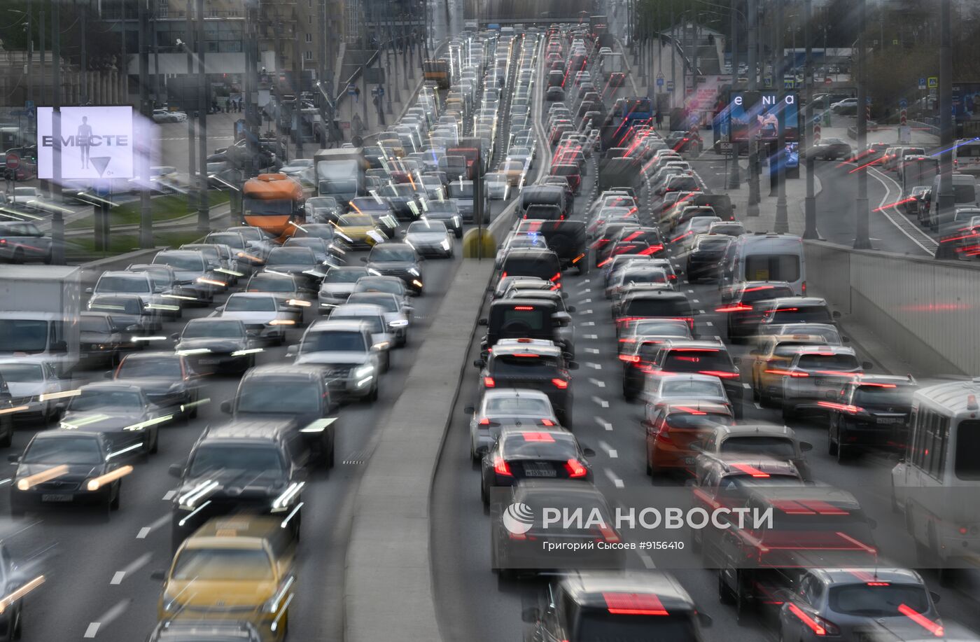 Автомобильные пробки в Москве достигли 9 баллов