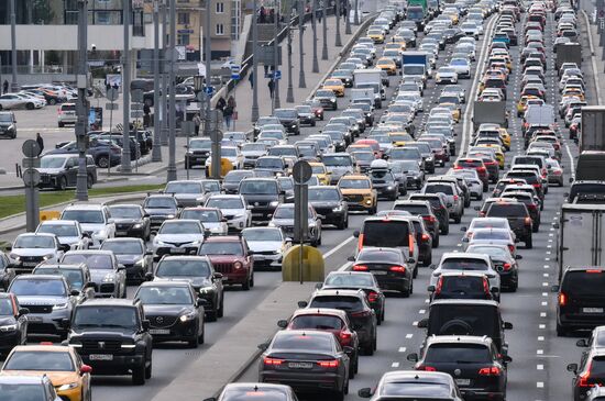 Автомобильные пробки в Москве достигли 9 баллов