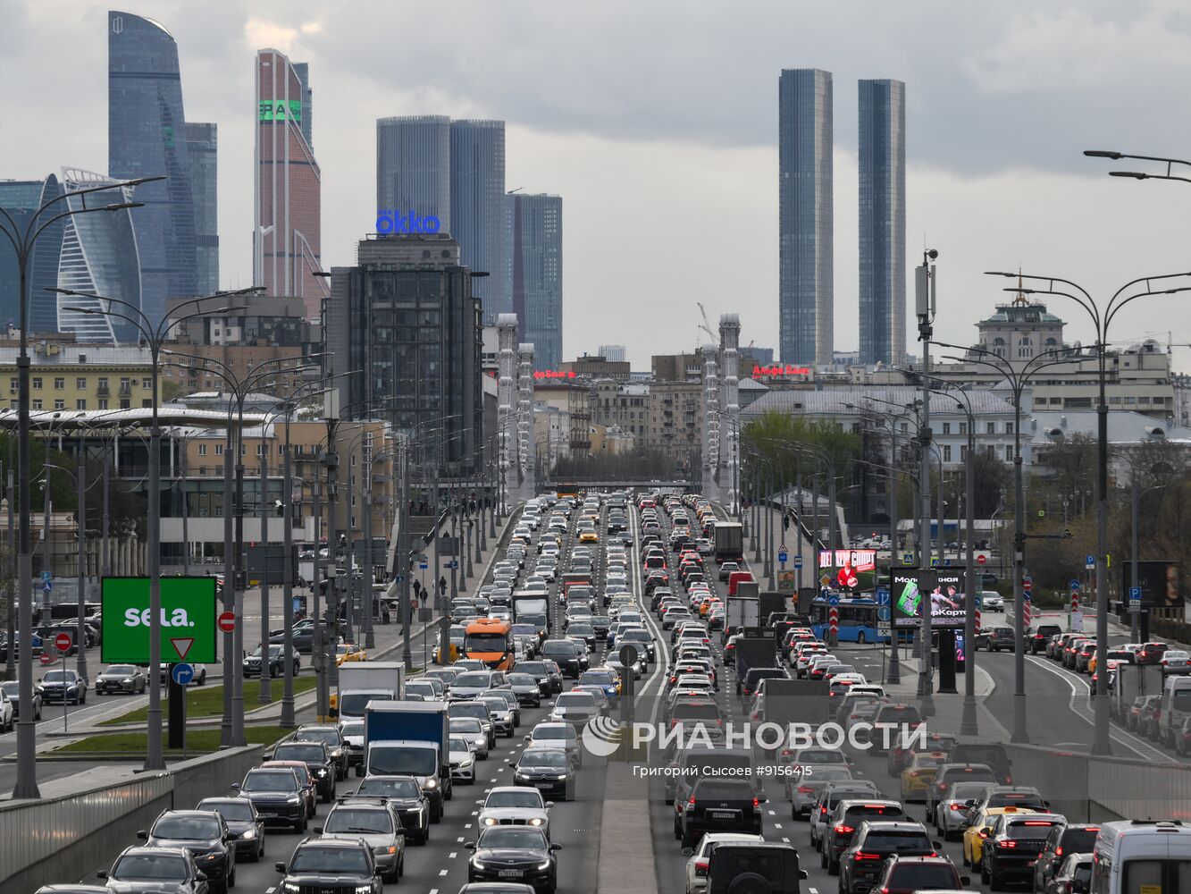 Автомобильные пробки в Москве достигли 9 баллов