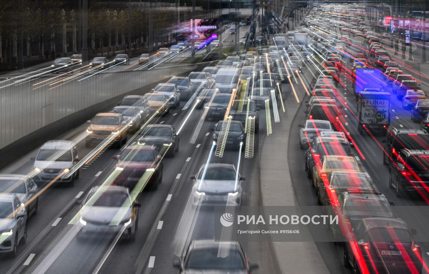 Автомобильные пробки в Москве достигли 9 баллов