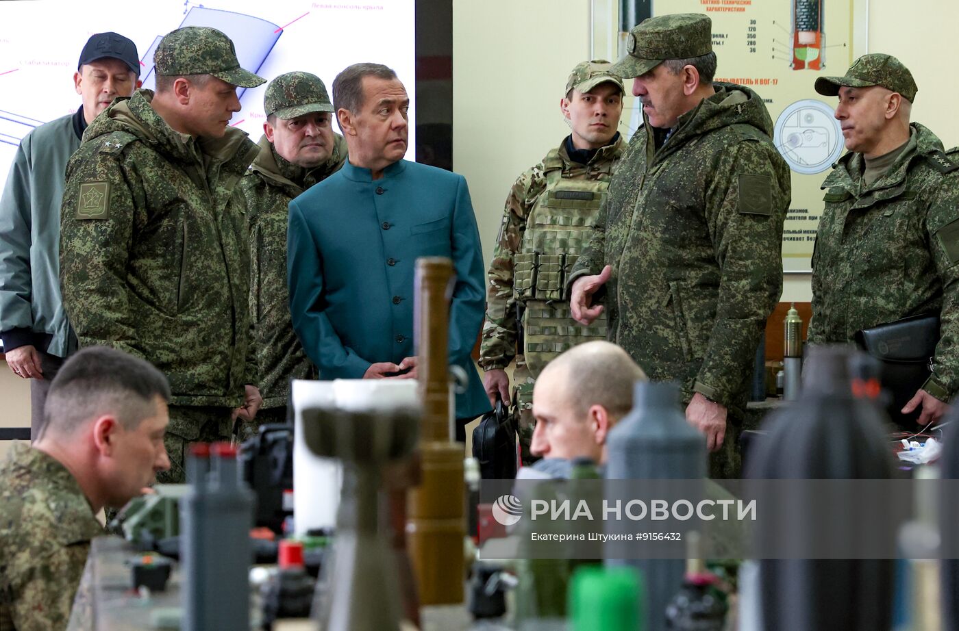 Зампред Совбеза РФ Дмитрий Медведев посетил учебный центр Ленинградского военного округа