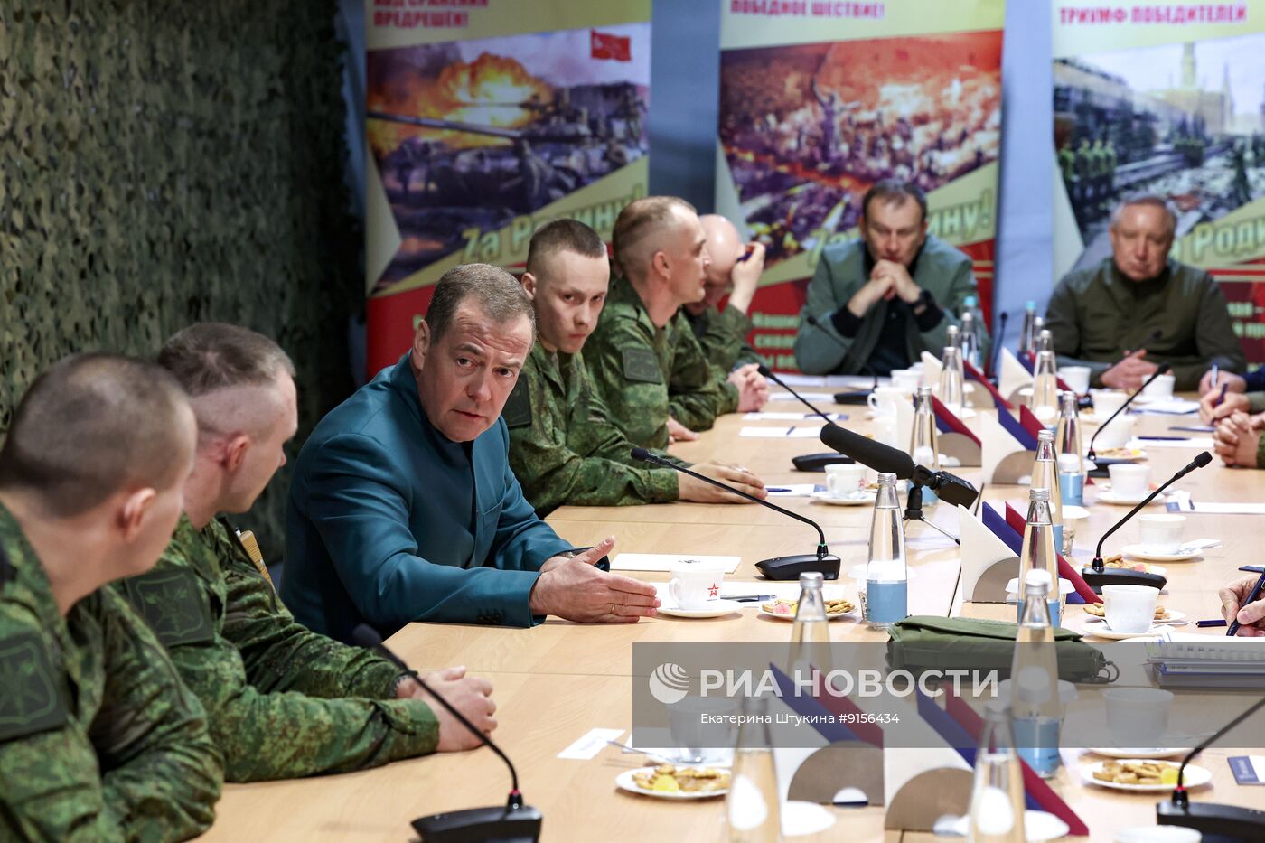 Зампред Совбеза РФ Дмитрий Медведев посетил учебный центр Ленинградского военного округа