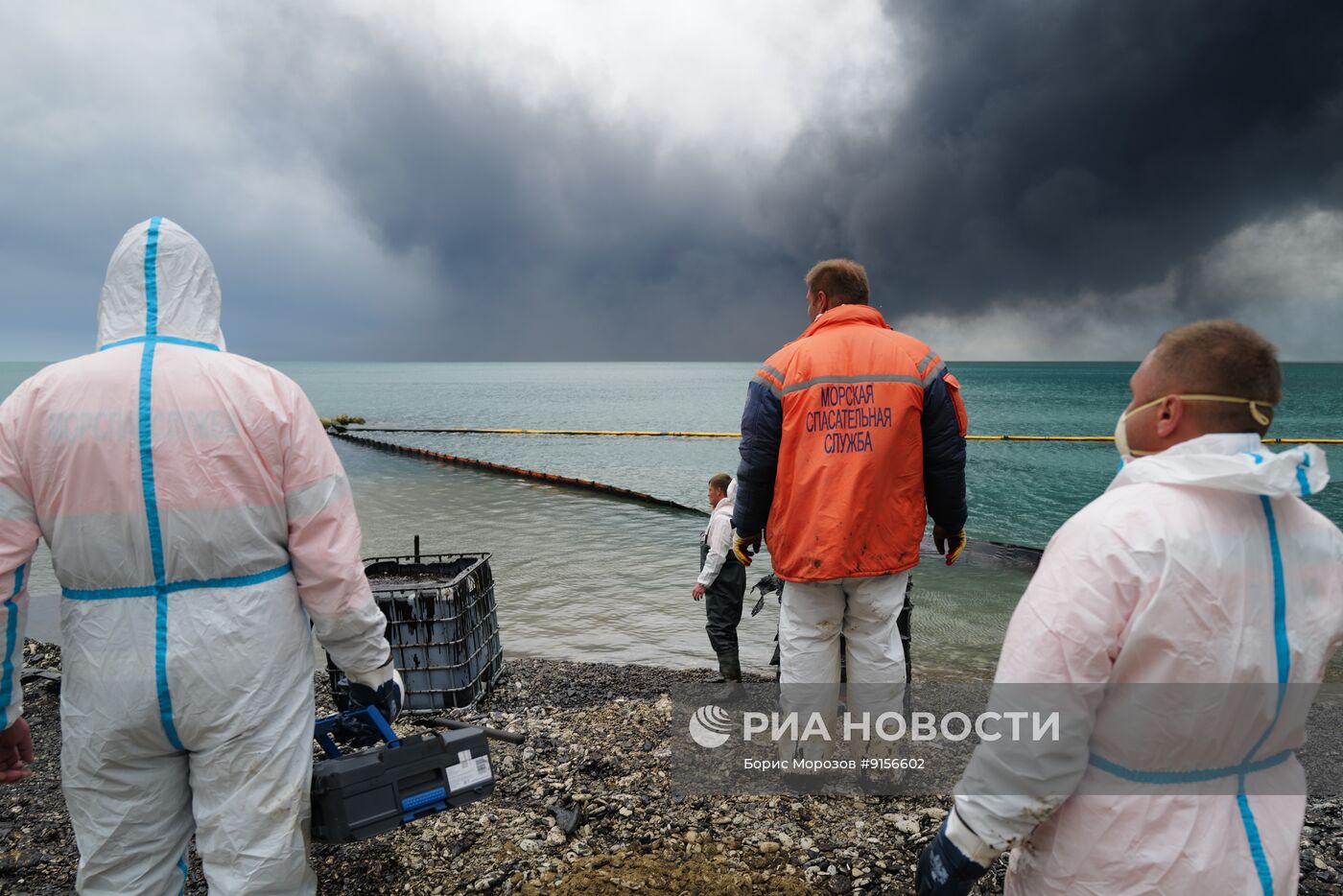 Очистка побережья в Туапсе от нефтепродуктов