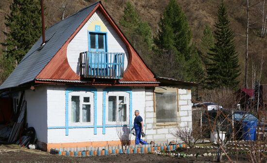 Весенние работы на дачных участках в Красноярском крае