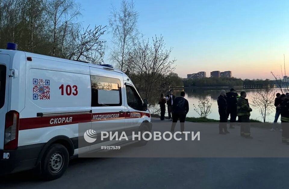 На Москве-реке опрокинулся катер с пассажирами