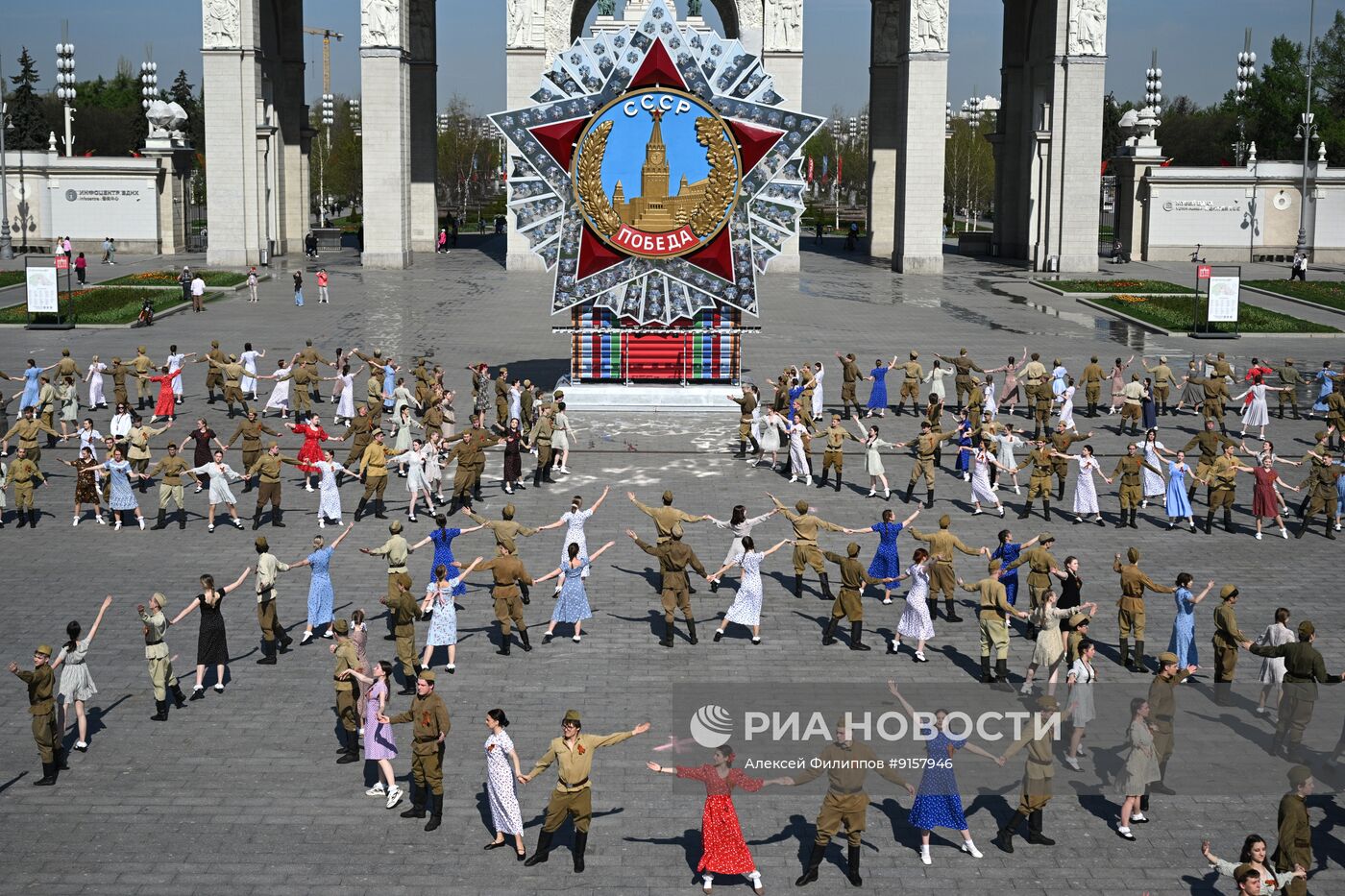 Акция "Вальс Победы" в Москве