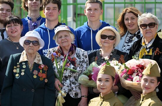 Акция "Концерт под окнами ветерана" в Казани