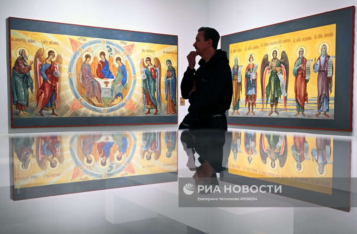 Выставка Василия Нестеренко "В поисках Света" в Москве
