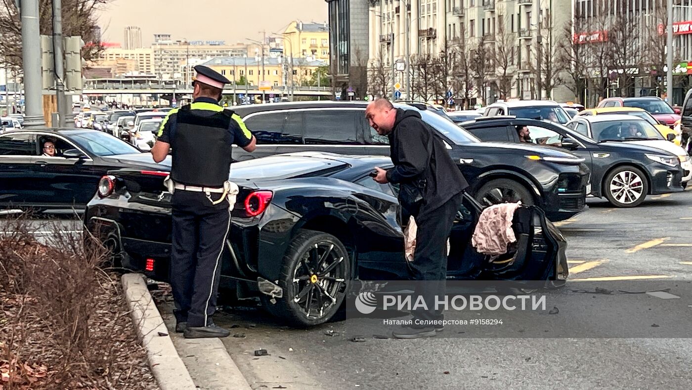 ДТП с участием автомобиля рэпера Navai на Зубовском бульваре в Москве
