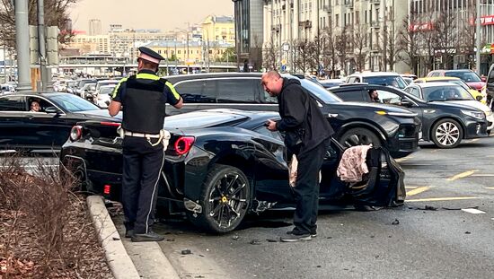 ДТП с участием автомобиля рэпера Navai на Зубовском бульваре в Москве
