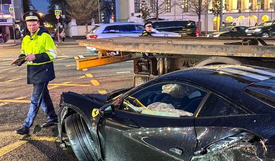 ДТП с участием автомобиля рэпера Navai на Зубовском бульваре в Москве