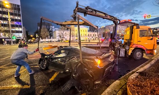 ДТП с участием автомобиля рэпера Navai на Зубовском бульваре в Москве