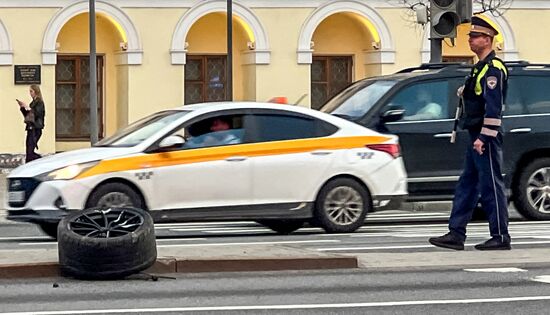 ДТП с участием автомобиля рэпера Navai на Зубовском бульваре в Москве