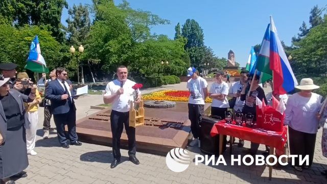 Чемпион мира по боксу Денис Лебедев доставил частицу Вечного огня в Ташкент