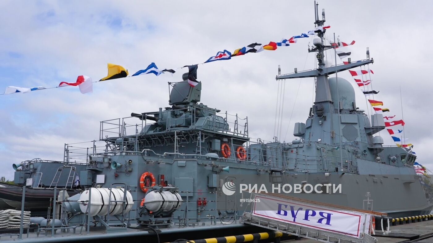 Церемония приема в состав ВМФ РФ малого ракетного корабля "Буря" в Балтийске