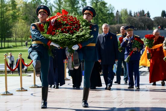 Церемония возложения венков к монументу "Мать-Родина" в Санкт-Петербурге 