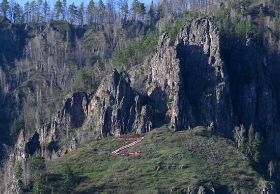 Георгиевская лента в форме буквы Z на горе в Красноярском крае
