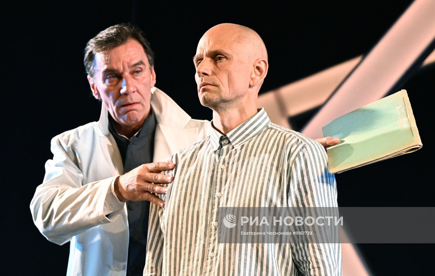 Премьера спектакля "Физики" в Театре сатиры в Москве