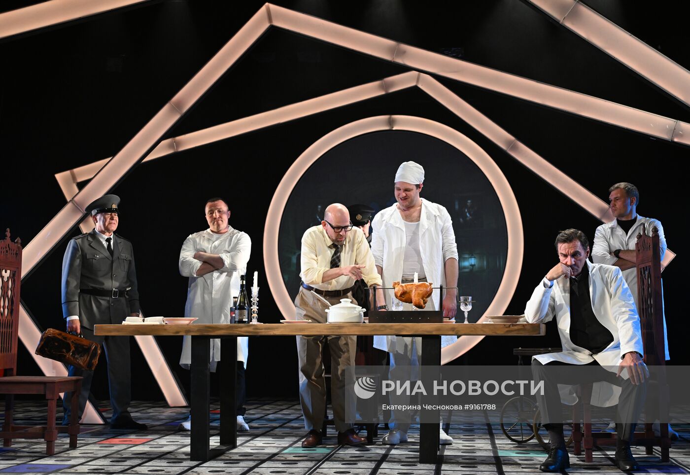 Премьера спектакля "Физики" в Театре сатиры в Москве