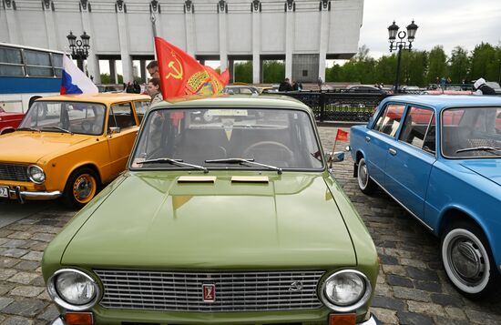 Парад ретроавтомобилей "Круг Победы" в Москве