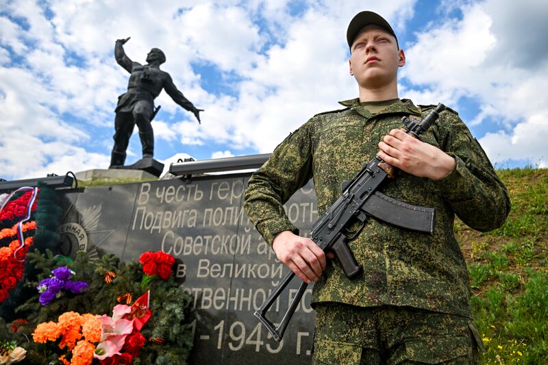 Военнослужащие Южной группировки войск возложили цветы к памятным местам в день ЛНР