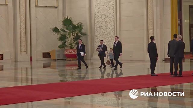 Маск в Доме народных собраний в Пекине