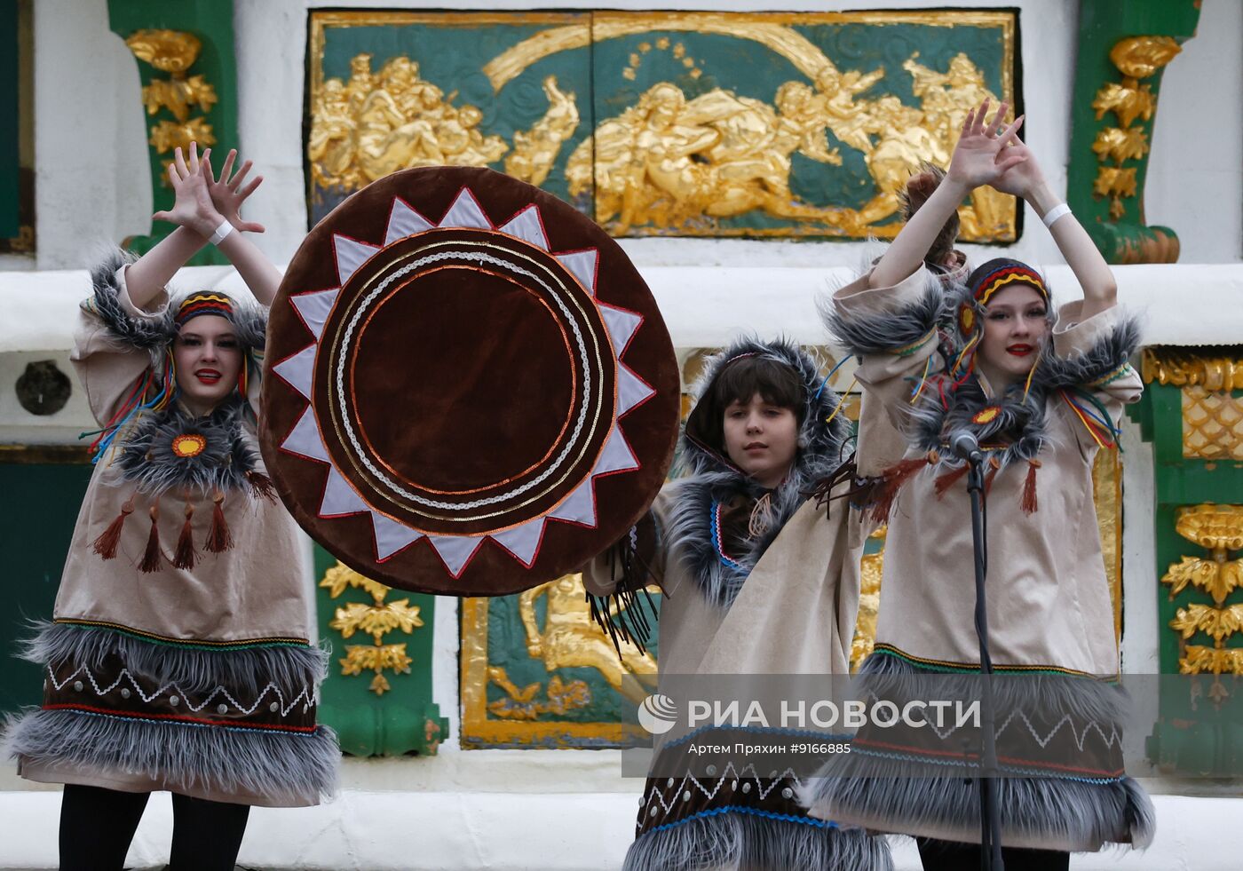 Праздник фонтанов "Петергоф. Во славу народов России"
