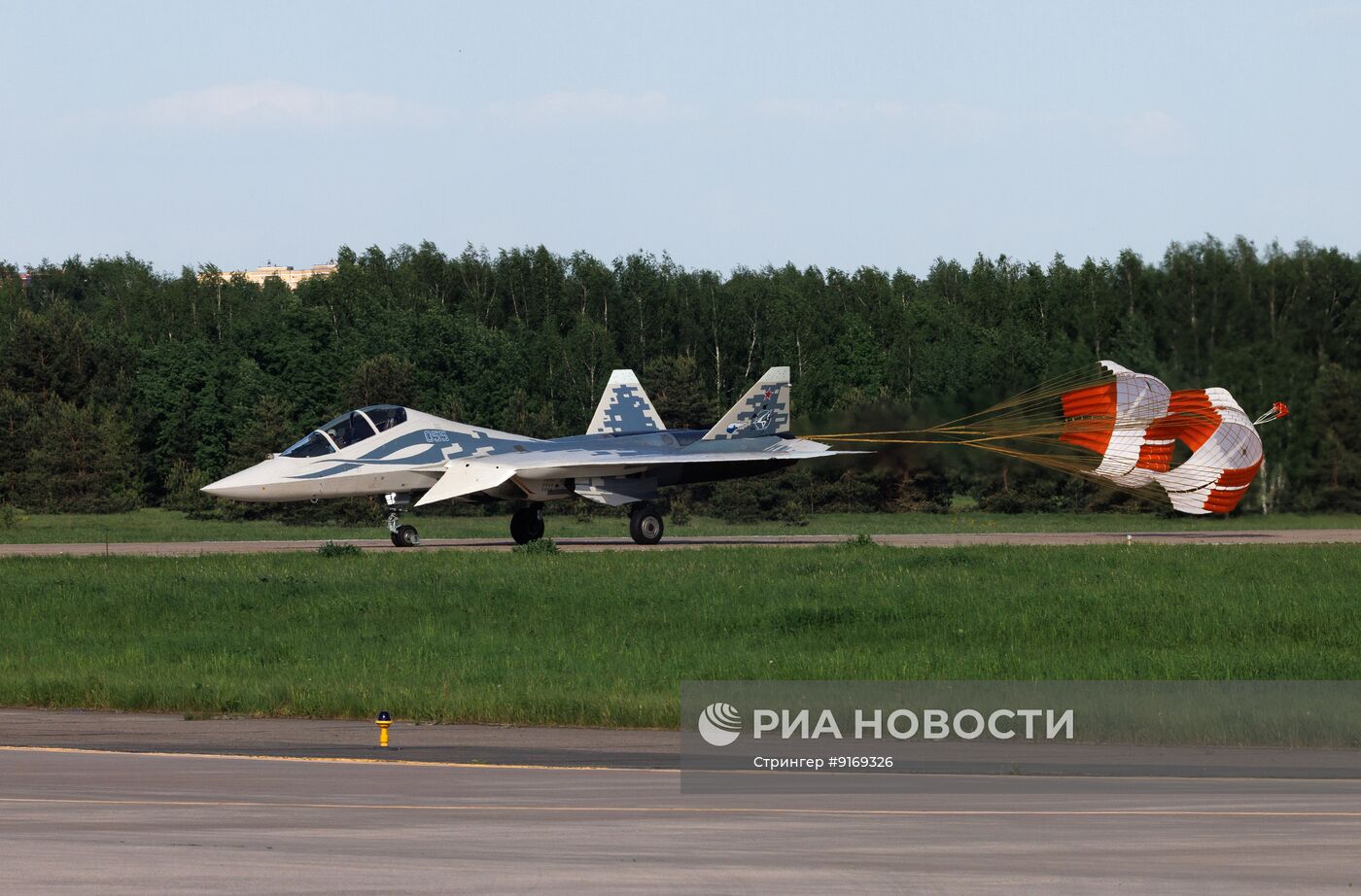 Первый полет двухместной версии истребителя пятого поколения Су-57