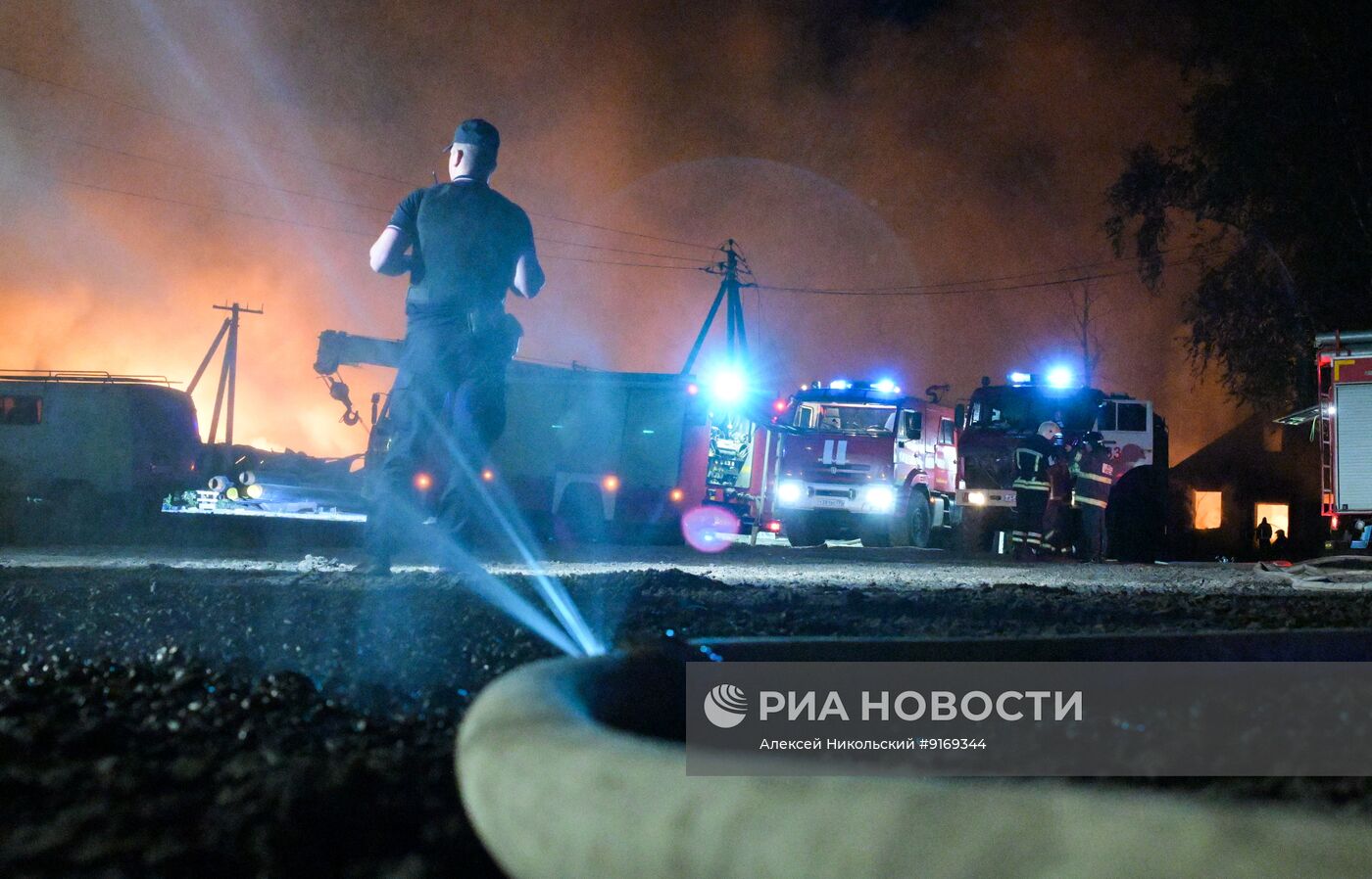 Пожар на складе в селе Белый Раст в Подмосковье